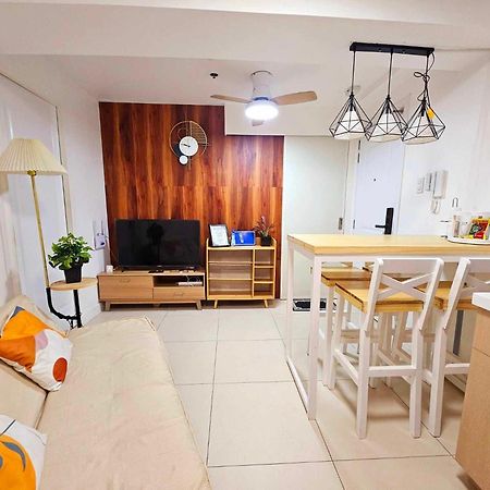 Acellyne'S Suites At The Residences At Commonwealth By Century Quezon City Exterior foto