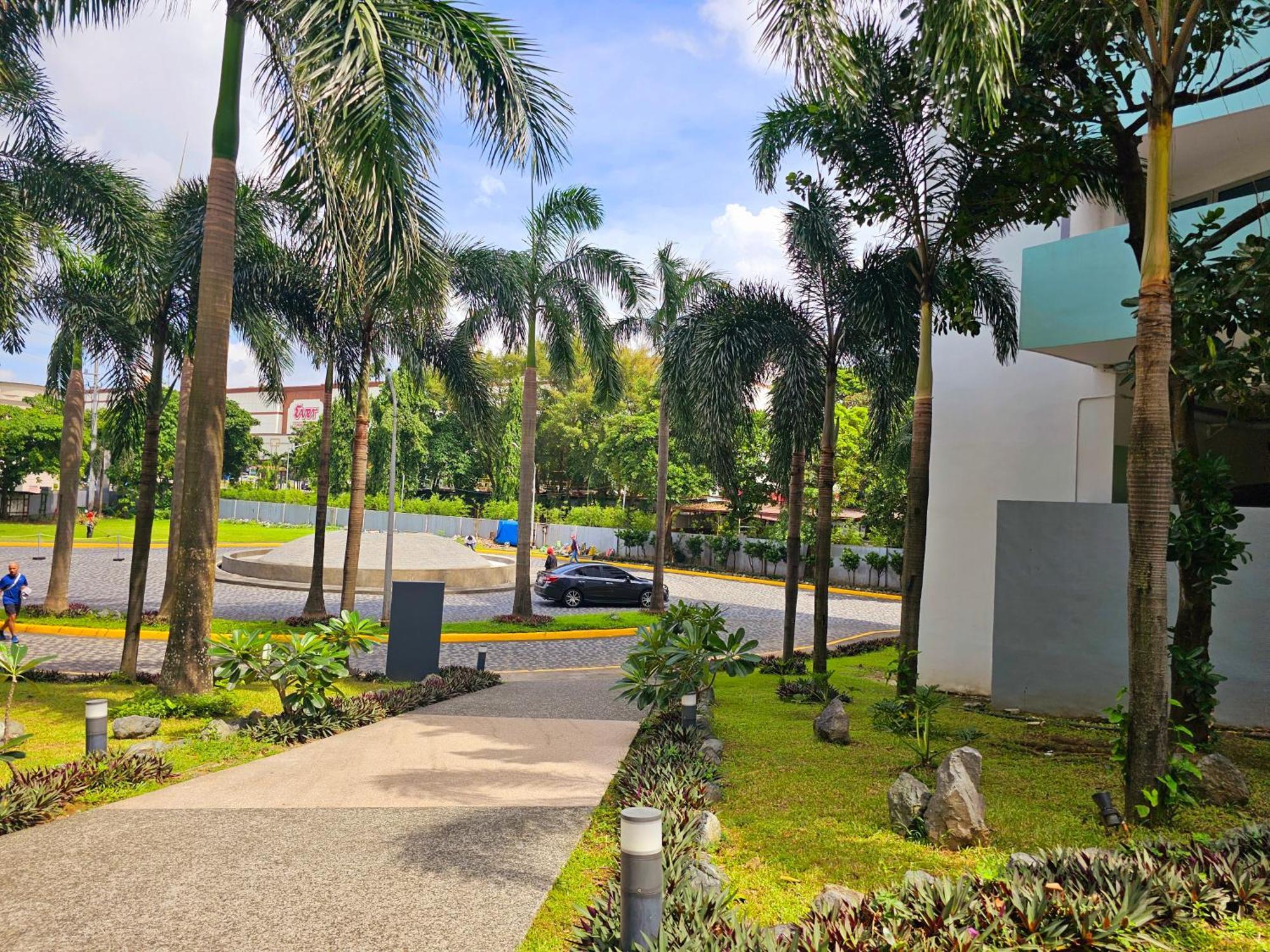 Acellyne'S Suites At The Residences At Commonwealth By Century Quezon City Exterior foto