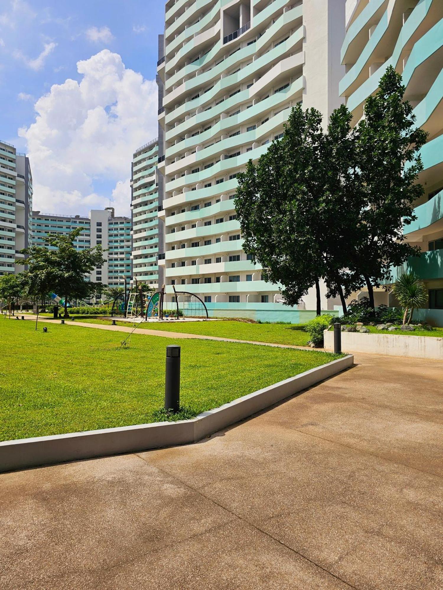 Acellyne'S Suites At The Residences At Commonwealth By Century Quezon City Exterior foto