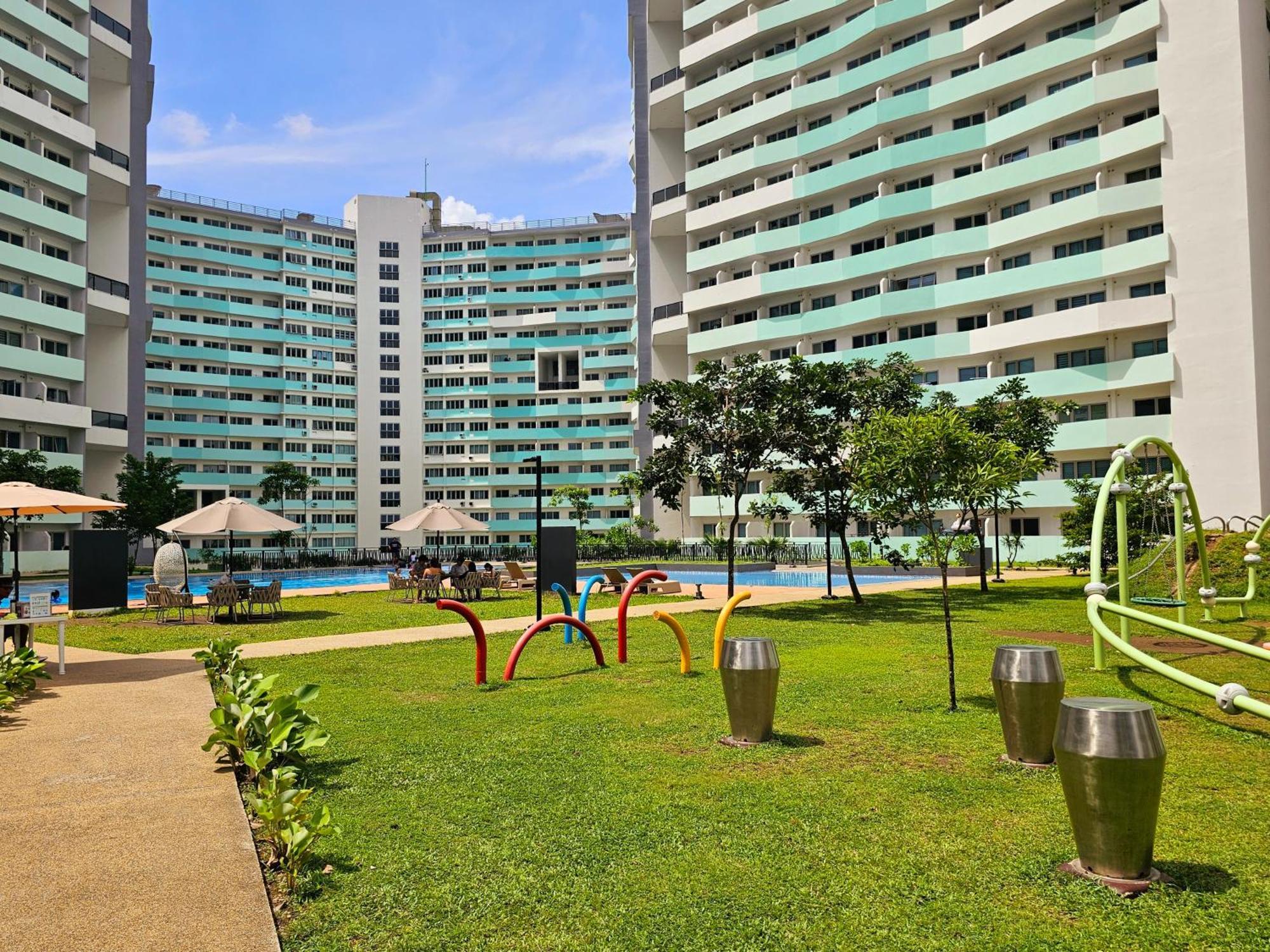 Acellyne'S Suites At The Residences At Commonwealth By Century Quezon City Exterior foto