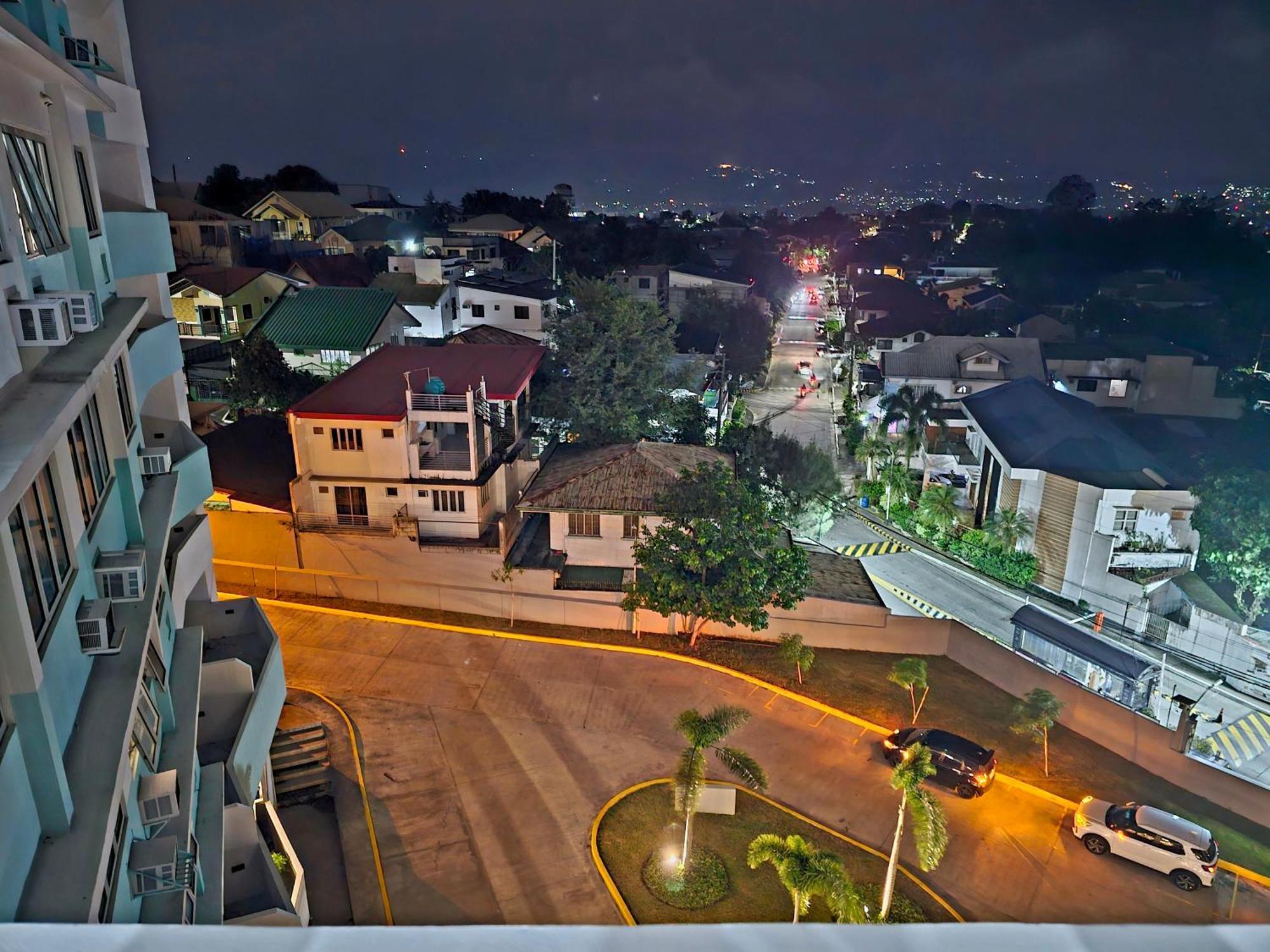 Acellyne'S Suites At The Residences At Commonwealth By Century Quezon City Exterior foto
