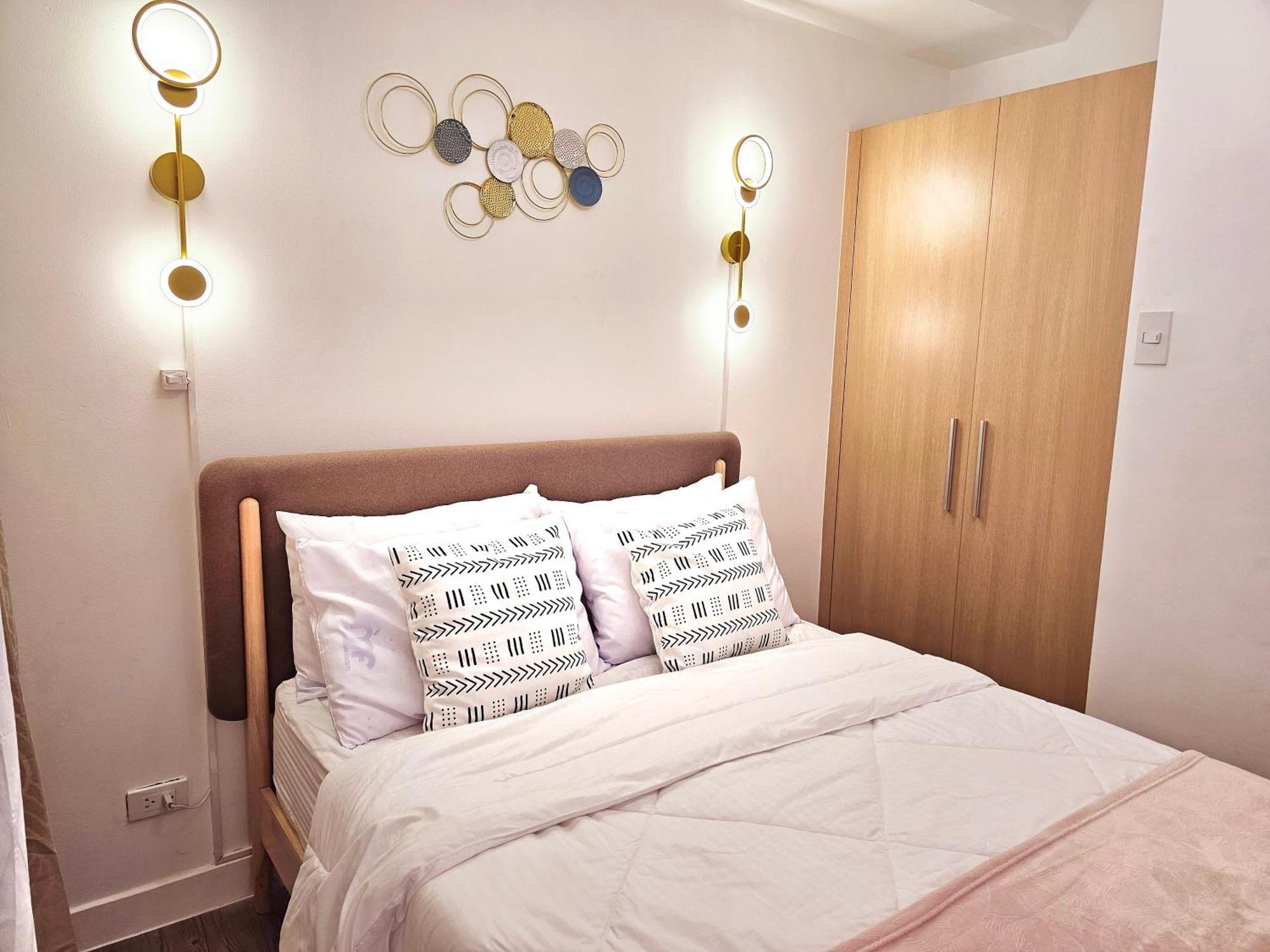 Acellyne'S Suites At The Residences At Commonwealth By Century Quezon City Exterior foto