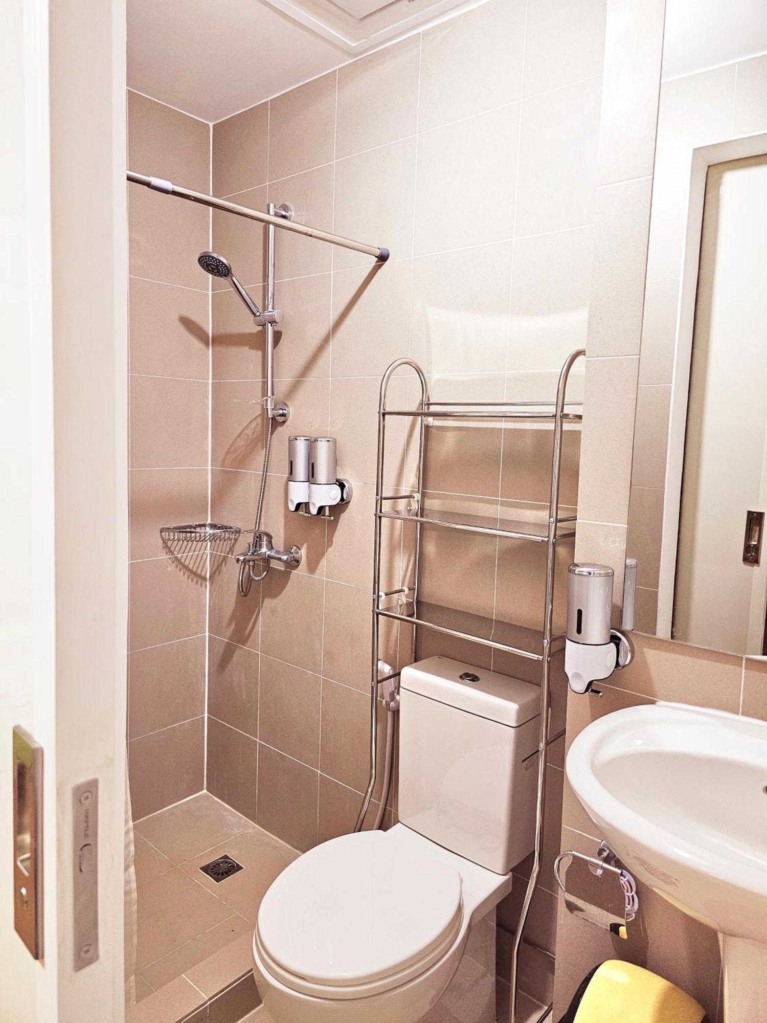 Acellyne'S Suites At The Residences At Commonwealth By Century Quezon City Exterior foto