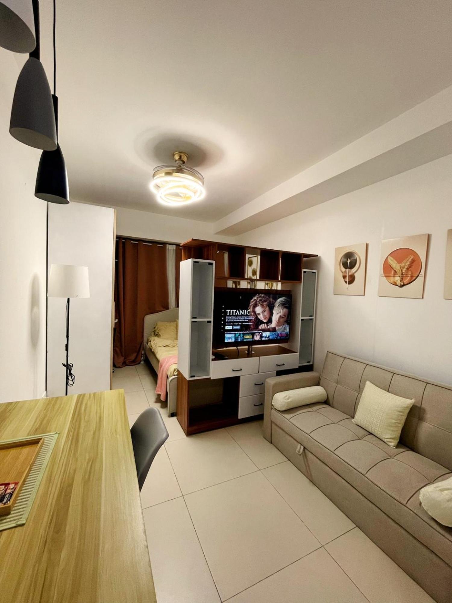 Acellyne'S Suites At The Residences At Commonwealth By Century Quezon City Zimmer foto