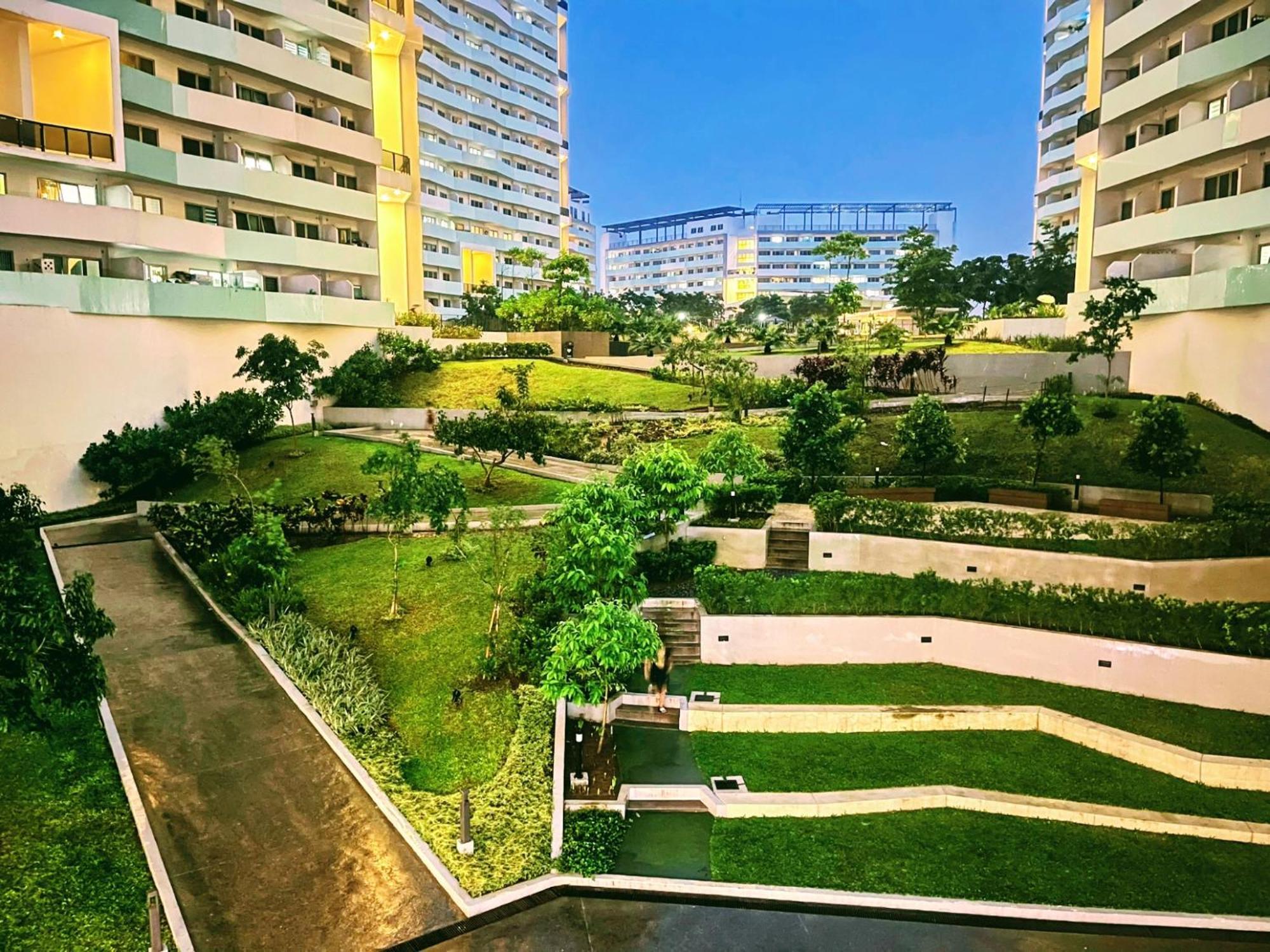 Acellyne'S Suites At The Residences At Commonwealth By Century Quezon City Exterior foto