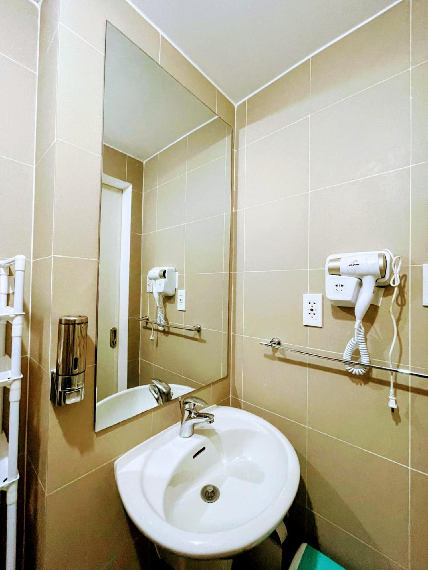 Acellyne'S Suites At The Residences At Commonwealth By Century Quezon City Zimmer foto