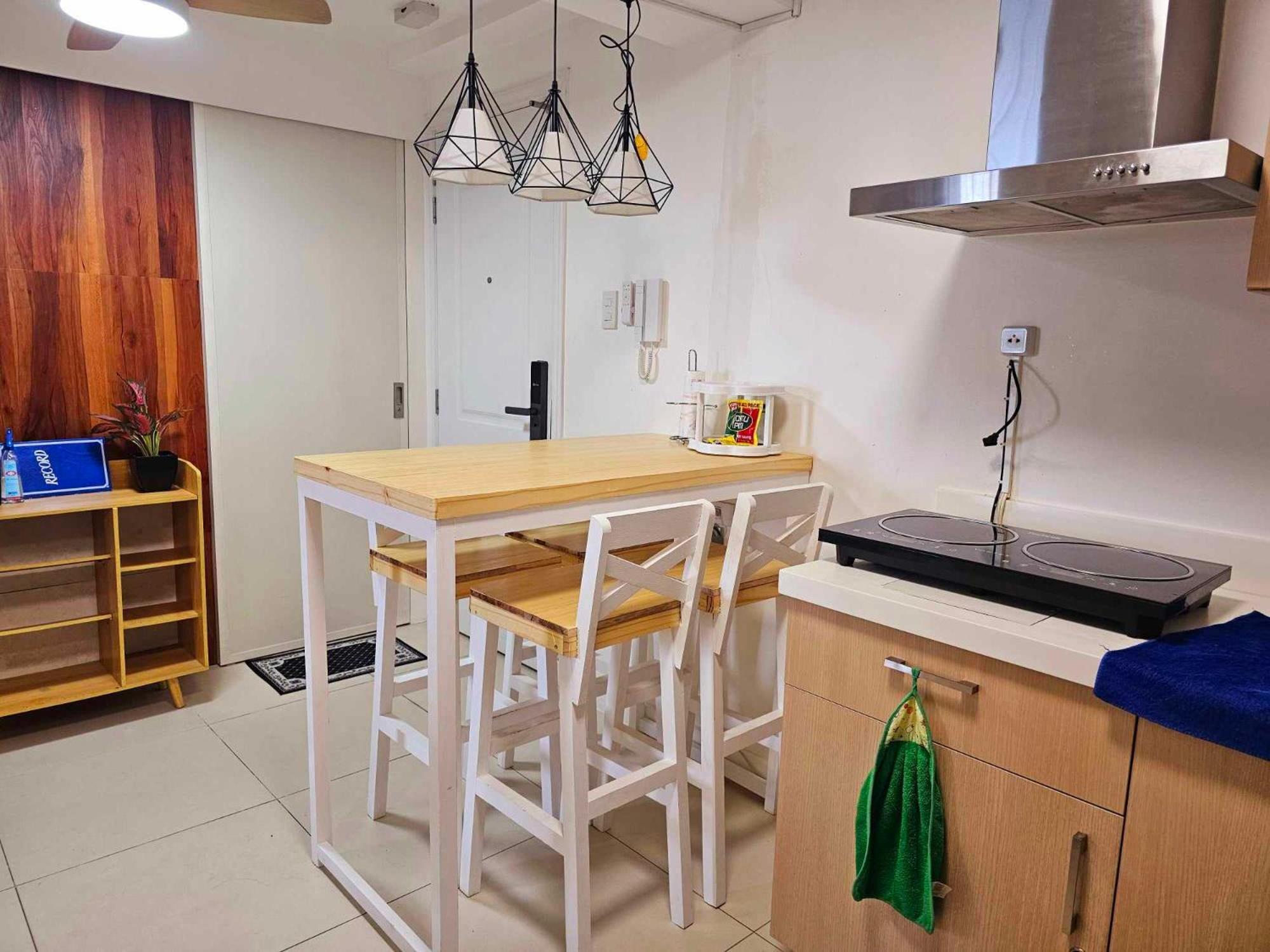 Acellyne'S Suites At The Residences At Commonwealth By Century Quezon City Exterior foto